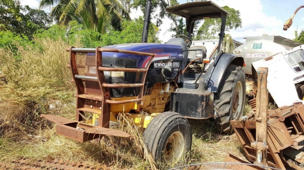 ขายรถไถ FORD NEW HOLLAND 8160 เพลาเดียว เอกสารเล่มทะเบียนครบ เครื่องแน่น เกียร์ เฟืองท้ายไม่มีปัญหา ล้อหน้าถอดไปปะยางครับ