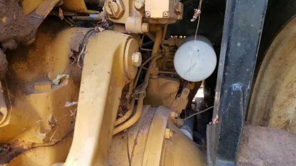 ขายรถไถ FORD NEW HOLLAND 8160 เพลาเดียว เอกสารเล่มทะเบียนครบ เครื่องแน่น เกียร์ เฟืองท้ายไม่มีปัญหา ล้อหน้าถอดไปปะยางครับ