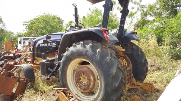 ขายรถไถ FORD NEW HOLLAND 8160 เพลาเดียว เอกสารเล่มทะเบียนครบ เครื่องแน่น เกียร์ เฟืองท้ายไม่มีปัญหา ล้อหน้าถอดไปปะยางครับ