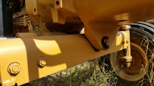 ขายรถไถ FORD NEW HOLLAND 8160 เพลาเดียว เอกสารเล่มทะเบียนครบ เครื่องแน่น เกียร์ เฟืองท้ายไม่มีปัญหา ล้อหน้าถอดไปปะยางครับ