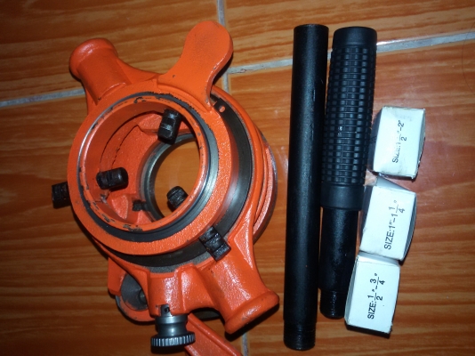 เครื่องต๊าปเกลียวท่อ ประปาและไฟฟ้า  แบบใช้มือ 1/2'' - 2''