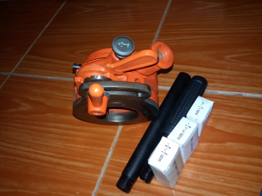 เครื่องต๊าปเกลียวท่อ ประปาและไฟฟ้า  แบบใช้มือ 1/2'' - 2''