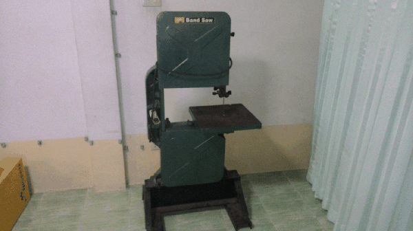 ขายด่วนเครื่องเลื่อย BAND SAW MAKITA  2114C 1330W. Made in japan.