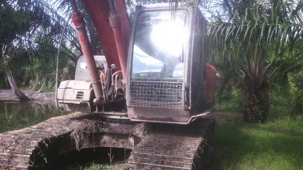 ขายรถแบคโฮ HITACHI ZX200-3 เอกสารเล่มทะเบียน 10000 ชม.ราคา 1500000