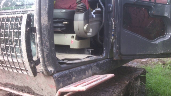 ขายรถแบคโฮ HITACHI ZX200-3 เอกสารเล่มทะเบียน 10000 ชม.ราคา 1500000