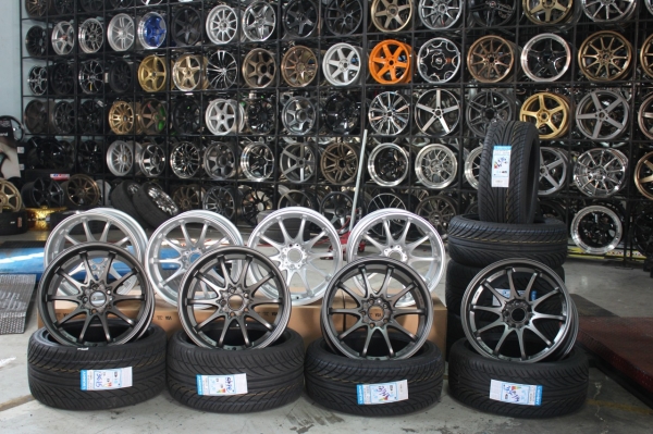 โปรโมชั่นล้อCE28 ขอบ18 พร้อมยางชุดละ 24,000 บาท