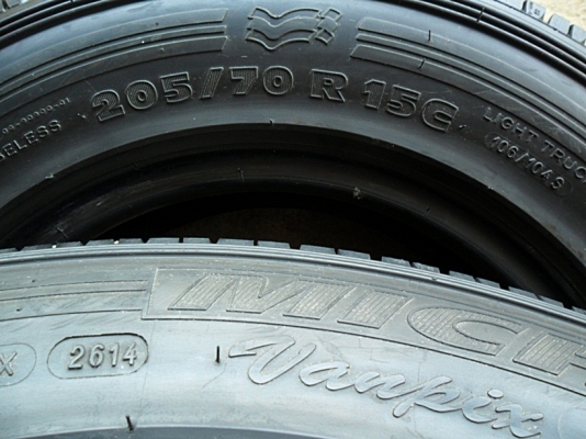 ยางกระบะขอบ15 มิชลิน205-70-R15ลงพื้นปี14 (4เส้น 4,800) ยางกระบะขอบ15 มิชลิน205-70-R15ลงพื้นปี14 (4เส้น 4,800)