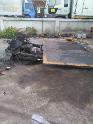 ขายลิฟท้ายรถบรรทุกหกล้อใหญ่ตามสภาพครับ