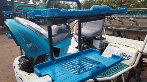 ขายรถปลูกข้าวนั่งขับ 6 แถว
