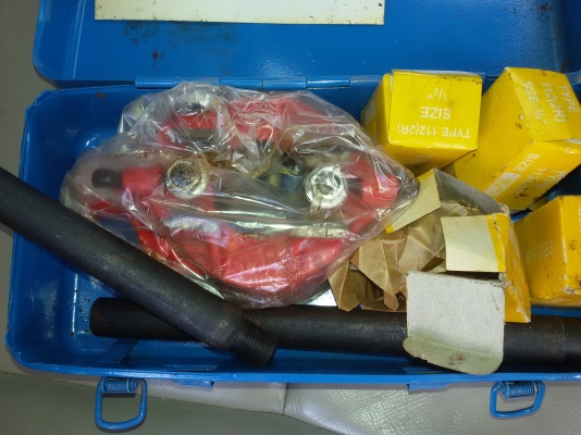 เครื่องต๊าปเกลียวท่อ ประปาและไฟฟ้า  แบบใช้มือ