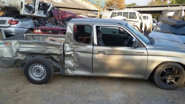 ซากสตาร์ด้า เครื่อง2500 ปี03 เเยกขายทุกอย่างสนใจสอบถามได้มีหลายรุ่นเก๋งเเละกระบะ รับซื้อรถอุบัตเหตุทุกสภาพ