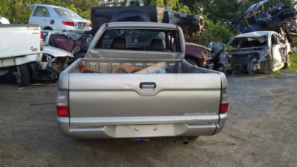 ซากสตาร์ด้า เครื่อง2500 ปี03 เเยกขายทุกอย่างสนใจสอบถามได้มีหลายรุ่นเก๋งเเละกระบะ รับซื้อรถอุบัตเหตุทุกสภาพ