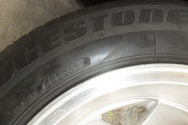 ล้อแม็ก 15นิ้ว6รู กว้าง8.5นิ้ว พร้อมยาง สวยๆ 4 ล้อ ราคา 6900 บาท