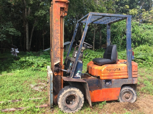 โฟร์คลิฟ toyota  1.5ตัน ติดต่อ 080-1405528