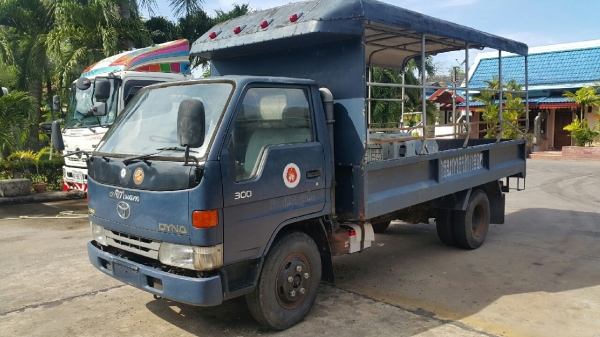 6ล้อ บรรทุก ยี่ห้อ toyota DYNA กระบะยาว 4.20 เมตร พวงมาลัยพาว์เว่อร์