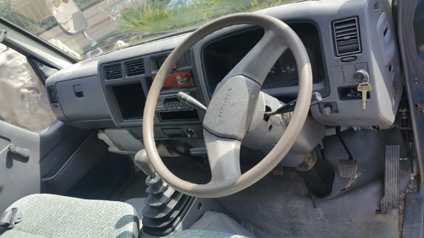 6ล้อ บรรทุก ยี่ห้อ toyota DYNA กระบะยาว 4.20 เมตร พวงมาลัยพาว์เว่อร์