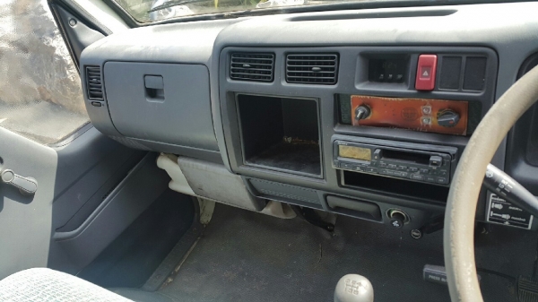 6ล้อ บรรทุก ยี่ห้อ toyota DYNA กระบะยาว 4.20 เมตร พวงมาลัยพาว์เว่อร์