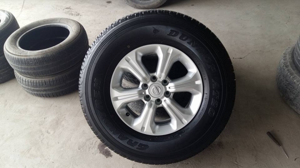 ขายล้อแม็กป้ายแดง np300 navara calibre 16" ยางปี15 สนใจติดต่อเล็กคลองสามครับ 081-3747940