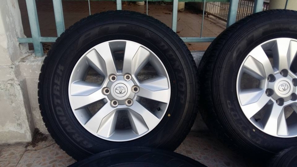 ขายล้อแม็กป้ายแดง revo 17"พร้อมยางปี15 สนใจติดต่อเล็กคลองสามครับ 081-3747940