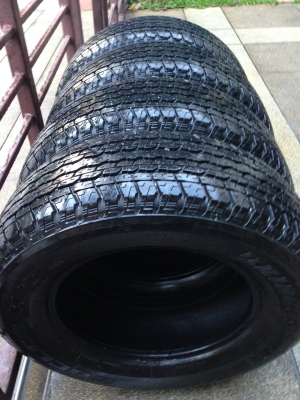 ยาง Bridgestone 255 65 17 กลางปี12 ดอกเต็ม เนื้อนิ่มๆ พร้อมใช้งาน ราคาไม่แพง