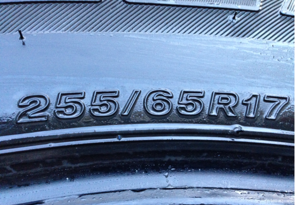 ยาง Bridgestone 255 65 17 กลางปี12 ดอกเต็ม เนื้อนิ่มๆ พร้อมใช้งาน ราคาไม่แพง