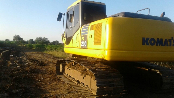 ขายรถแบคโฮ KOMATSU PC200-8 เอกสารเล่มทะเบียน 4045 ชม.ราคา 2450000