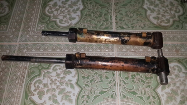 กระบอกไฮดรอลิค อันละ 700 บาท