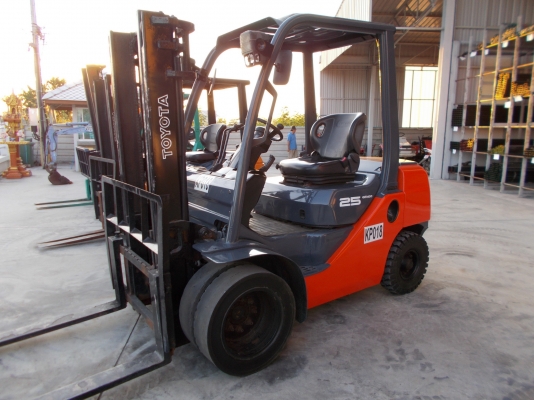 ขายFORKLIFT-TOYOTA รุ่น8 2.5ตัน