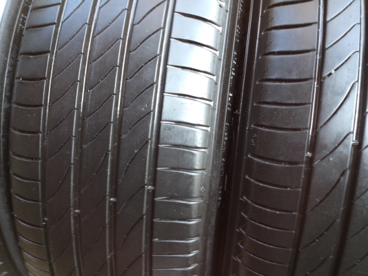 ยาง มิชลิน195 65R15 ลงพื้นปลายปี2014 สภาพสวยดอกเยอะมากๆไม่มีปะ