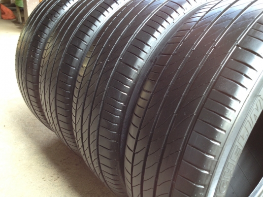 ยาง มิชลิน195 65R15 ลงพื้นปลายปี2014 สภาพสวยดอกเยอะมากๆไม่มีปะ