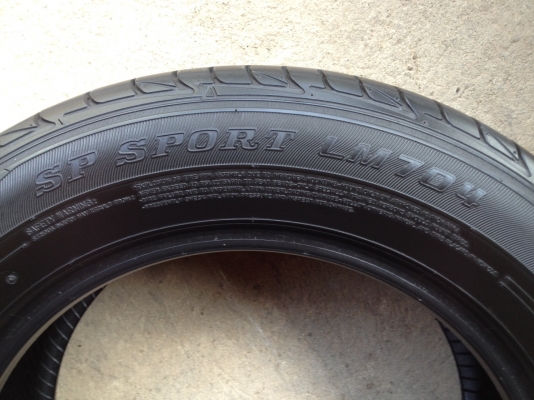 ยางDUNLOP 215 60R16 ปี2014 สภาพสวยดอกเยอะมากๆไม่มีปะ