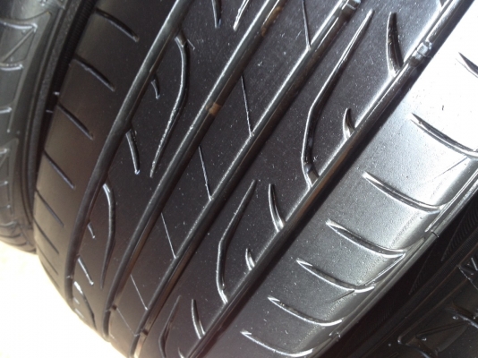 ยางDUNLOP 215 60R16 ปี2014 สภาพสวยดอกเยอะมากๆไม่มีปะ