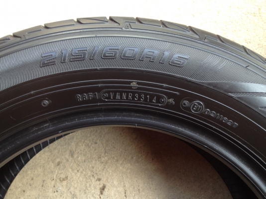 ยางDUNLOP 215 60R16 ปี2014 สภาพสวยดอกเยอะมากๆไม่มีปะ