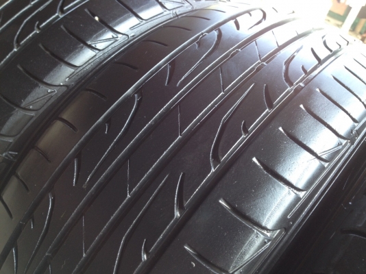 ยางDUNLOP 215 60R16 ปี2014 สภาพสวยดอกเยอะมากๆไม่มีปะ