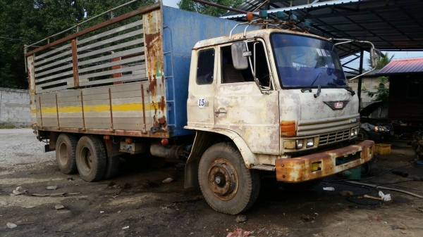 สิบล้อเพาเดียว KT920 เครื่อง HO7C 185 แรง ่เกียร์ HO ช่างล่าง ใหญ่เพาเดียว พวงมาลัยเพาเวอร์  กะบะสวยข้างปิเนียม เล่มทะเบียนชุดโอนครบ