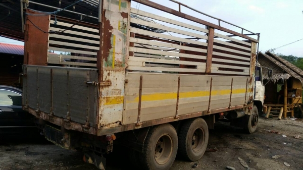 สิบล้อเพาเดียว KT920 เครื่อง HO7C 185 แรง ่เกียร์ HO ช่างล่าง ใหญ่เพาเดียว พวงมาลัยเพาเวอร์  กะบะสวยข้างปิเนียม เล่มทะเบียนชุดโอนครบ