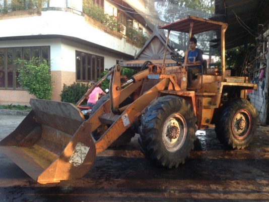 ขายรถตักขนาดใหญ่ โตโยต้า6สูบ พร้อมใช้งานครับ 2 เพลาครับขาย 230000 บาท