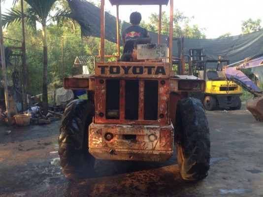 ขายรถตักขนาดใหญ่ โตโยต้า6สูบ พร้อมใช้งานครับ 2 เพลาครับขาย 230000 บาท
