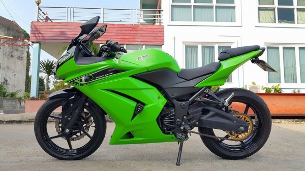 Ninja250 ปลายปี 2011 วิ่งน้อย Special edition สภาพสวย ไม่ล้มไม่ชน Ninja250 ปลายปี 2011 วิ่งน้อย Special edition สภาพสวย ไม่ล้มไม่ชน