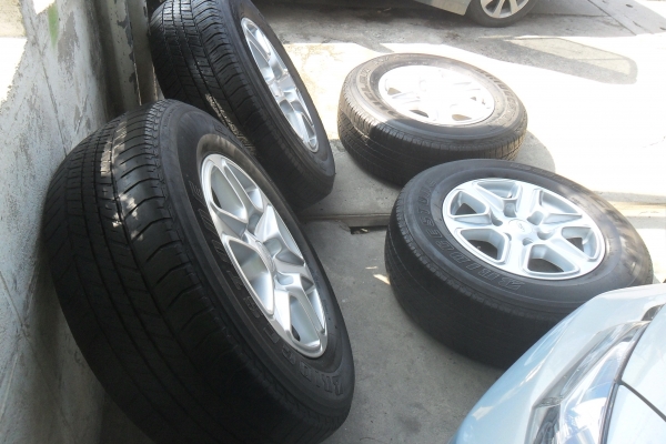 ล้อแม็ก17นิ้ว6รู ฟอด พร้อมยาง สวยๆ 4 ล้อ ราคา 7900 บาท