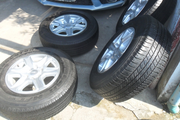 ล้อแม็ก17นิ้ว6รู ฟอด พร้อมยาง สวยๆ 4 ล้อ ราคา 7900 บาท