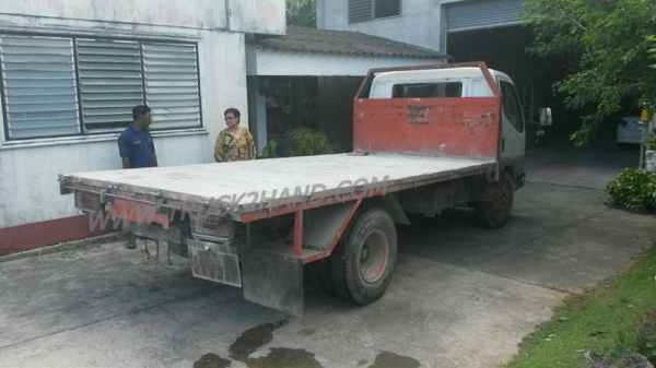 รถบรรทุก 6 ล้อ พื้นเรียบ  MITSUBISHI CANTER 115 แรงม้า  ปีจดทะเบียน 2547