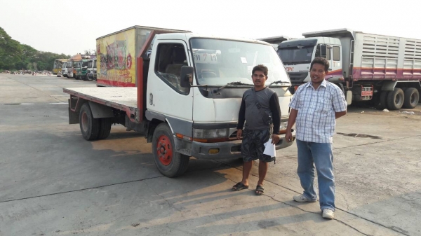 รถบรรทุก 6 ล้อ พื้นเรียบ  MITSUBISHI CANTER 115 แรงม้า  ปีจดทะเบียน 2547