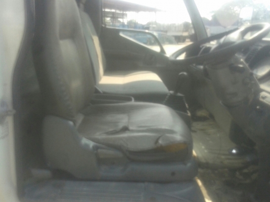 รถบรรทุก 6 ล้อ พื้นเรียบ  MITSUBISHI CANTER 115 แรงม้า  ปีจดทะเบียน 2547