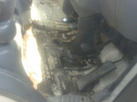 รถบรรทุก 6 ล้อ พื้นเรียบ  MITSUBISHI CANTER 115 แรงม้า  ปีจดทะเบียน 2547