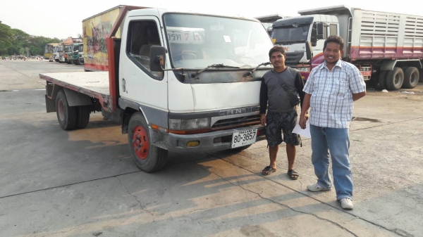 รถบรรทุก 6 ล้อ พื้นเรียบ  MITSUBISHI CANTER 115 แรงม้า  ปีจดทะเบียน 2547