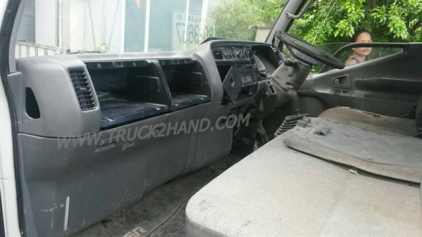 รถบรรทุก 6 ล้อ พื้นเรียบ  MITSUBISHI CANTER 115 แรงม้า  ปีจดทะเบียน 2547