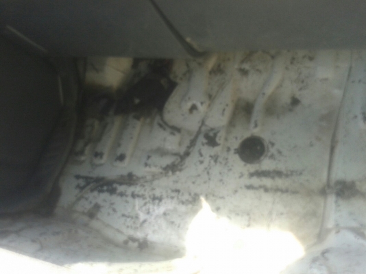 รถบรรทุก 6 ล้อ พื้นเรียบ  MITSUBISHI CANTER 115 แรงม้า  ปีจดทะเบียน 2547