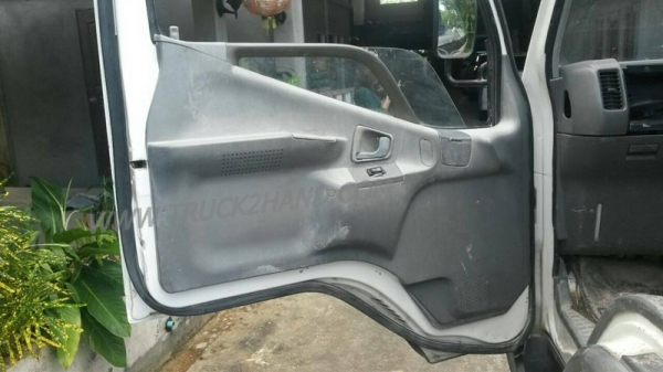 รถบรรทุก 6 ล้อ พื้นเรียบ  MITSUBISHI CANTER 115 แรงม้า  ปีจดทะเบียน 2547