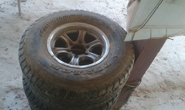 ขาย 7000 บาท   ยางพร้อมแม็กขอบ15     6 รู